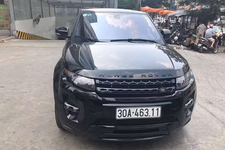 Chiếc Range Rover Evoque được chủ nhân Hà Nội rao bán thuộc phiên bản Black Edition, model 2014. Xe sở hữu gam màu đen bóng sang trọng.