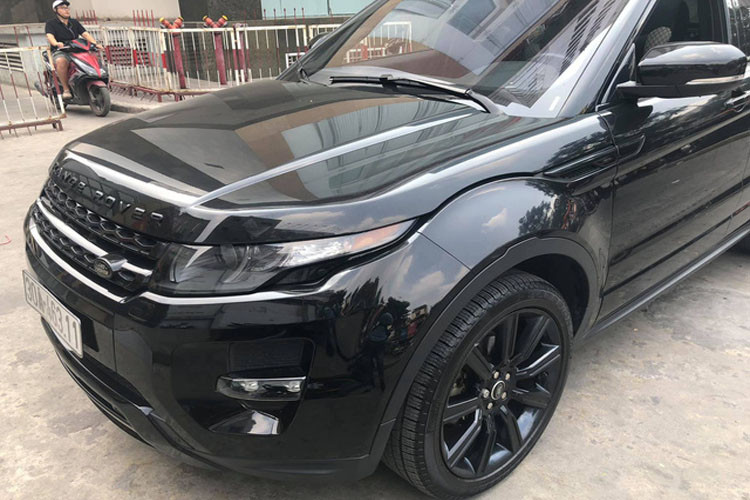 Mức giá chiếc xe SUV hạng sang Range Rover Evoque Black Edition rẻ hơn đến 1 tỷ đồng so với lúc mua mới khiến nhiều người bất ngờ. Bởi sau 4 năm sử dụng và với chỉ 1000km lăn bánh, ngoại và nội thất của chiếc xe này vẫn còn rất mới.