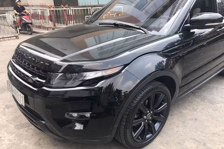 Mức giá chiếc xe SUV hạng sang Range Rover Evoque Black Edition rẻ hơn đến 1 tỷ đồng so với lúc mua mới khiến nhiều người bất ngờ. Bởi sau 4 năm sử dụng và với chỉ 1000km lăn bánh, ngoại và nội thất của chiếc xe này vẫn còn rất mới.