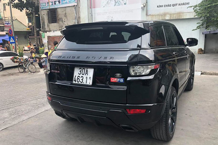 Xe được trang bị bộ mâm lớn 20 inch với 9 chấu đơn to bản. Phía đuôi xe còn in logo Otofun (OF.FB) khá nổi bật.