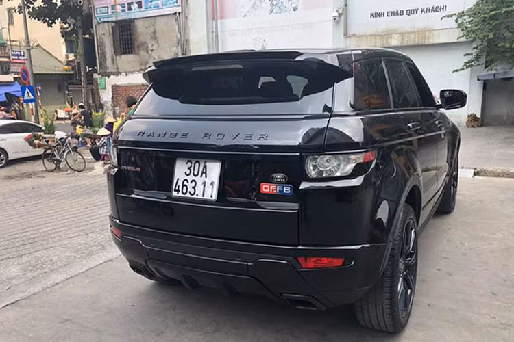 Xe được trang bị bộ mâm lớn 20 inch với 9 chấu đơn to bản. Phía đuôi xe còn in logo Otofun (OF.FB) khá nổi bật.