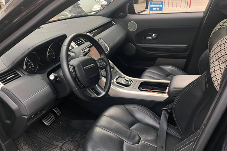 Nội thất bên trong còn khá mới. Toàn bộ khoang nội thất với rất nhiều tiện nghi như ghế bọc da, màn hình trung tâm 8 inch cảm ứng, các nút bấm trên vô lăng, hệ thống điều hoà 2 vùng độc lập,... đều còn rất mới.