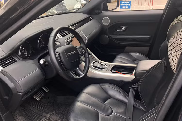 Nội thất bên trong còn khá mới. Toàn bộ khoang nội thất với rất nhiều tiện nghi như ghế bọc da, màn hình trung tâm 8 inch cảm ứng, các nút bấm trên vô lăng, hệ thống điều hoà 2 vùng độc lập,... đều còn rất mới.