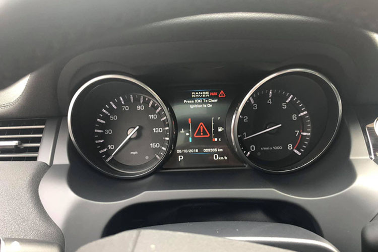 Range Rover Evoque Black Edition chỉ mất 7,6 giấy để tăng tốc từ 0-100 km/h. Vận tốc tối đa của xe là 217 km/h.