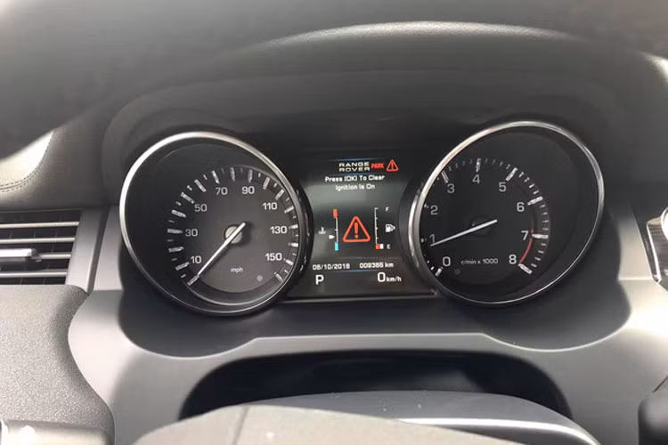 Range Rover Evoque Black Edition chỉ mất 7,6 giấy để tăng tốc từ 0-100 km/h. Vận tốc tối đa của xe là 217 km/h.