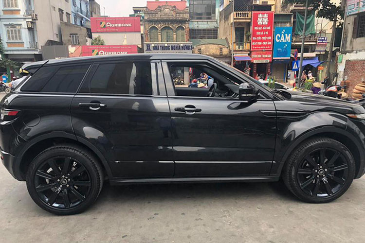 SUV hạng sang Range Rover Evoque Black Edition có tổng thể dài x rộng x cao lần lượt là 4.365 x 2.125 x 1.635 (mm). Ngoại thất không có quá nhiều khác biệt ngoại trừ việc hệ thống camera 360 độ và cảnh báo điểm mù là trang bị tiêu chuẩn.