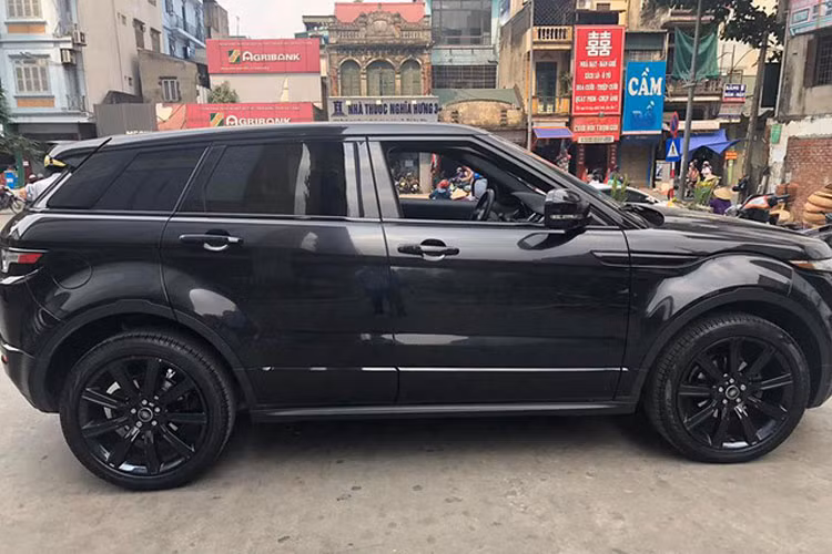 SUV hạng sang Range Rover Evoque Black Edition có tổng thể dài x rộng x cao lần lượt là 4.365 x 2.125 x 1.635 (mm). Ngoại thất không có quá nhiều khác biệt ngoại trừ việc hệ thống camera 360 độ và cảnh báo điểm mù là trang bị tiêu chuẩn.