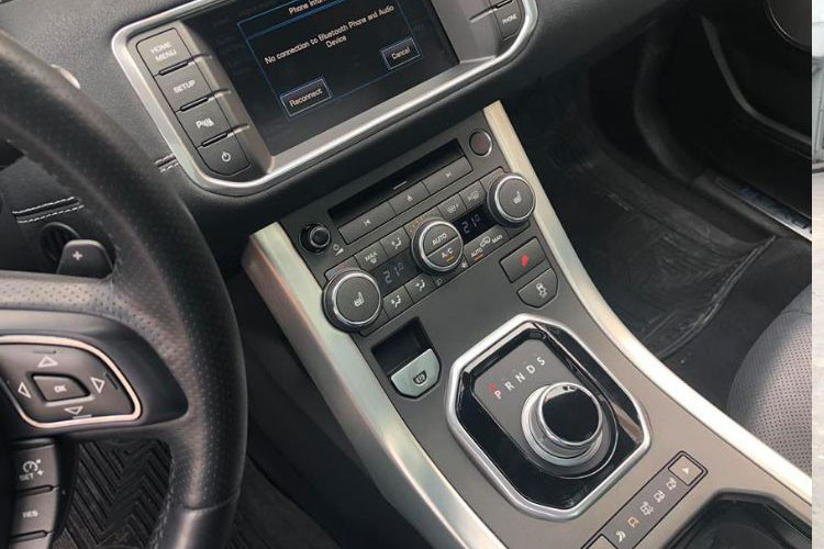 Range Rover Evoque Black Edition 2014 được trang bị động cơ tăng áp, dung tích 2.0L, đi kèm với hộp số tự động 9 cấp cho công suất cực đại 240 mã lực tại tua máy 5.500 vòng/phút và mô-men xoắn cực đại 251 Nm tại vòng tua 1.750 vòng/phút.