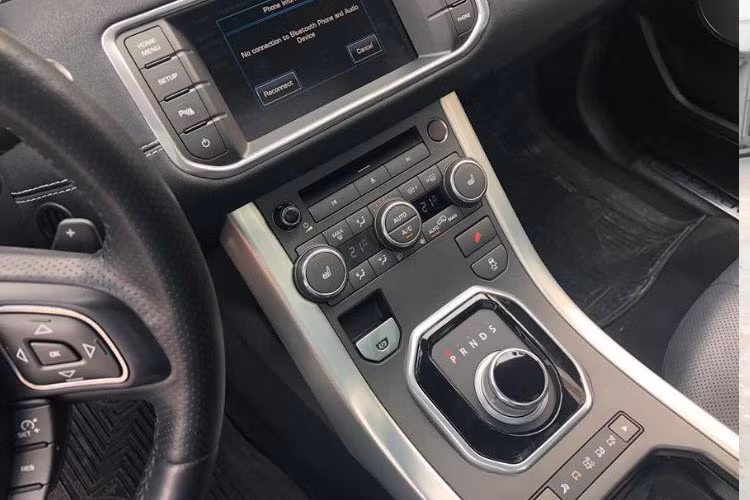 Range Rover Evoque Black Edition 2014 được trang bị động cơ tăng áp, dung tích 2.0L, đi kèm với hộp số tự động 9 cấp cho công suất cực đại 240 mã lực tại tua máy 5.500 vòng/phút và mô-men xoắn cực đại 251 Nm tại vòng tua 1.750 vòng/phút.