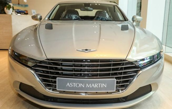 Aston Martin Lagonda Taraf sở hữu thiết kế sang trọng với cụm đèn pha LED kéo dài tới tận nắp ca-pô. Bộ lưới tản nhiệt khá quen thuộc, các khe hút gió lớn, cùng các ống thở trên cản trước của xe.