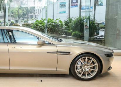 Bộ mâm hợp kim sáng kích thước 20 inch làm bằng chất liệu không gỉ.