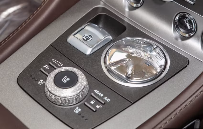 Hộp số tự động 8 cấp. Khả năng tăng tốc của xe từ 0-100 km/h chỉ trong 4.4 giây và đạt tốc độ tối đa lên tới 280 km/h.