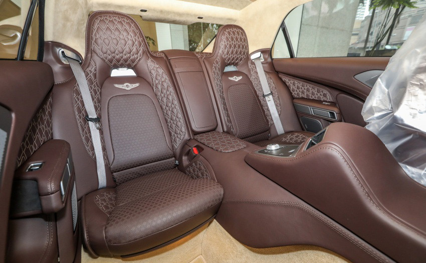 Ghế ngồi mang phong cách siêu xe thể thao có thể điều chỉnh nhiều hướng, thân ghế ôm sát cơ thể cùng tựa đầu cao, hộc đựng đồ ngay bệ tay của hàng ghế trước và hệ thống điều hòa độc lập cho hàng ghế sau. Một trong những lý do khiến mẫu xe này thuộc vào dạng đắt đỏ là do số lượng sản xuất giới hạn chỉ 200 chiếc trên toàn thế giới.