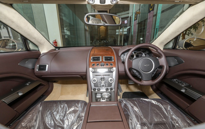 Nội thất sang trọng bậc nhất. Có thể thấy, nhà sản xuất thiết kế các khoang bên trong xe với diện tích rất rộng. Vô-lăng 3 chấu tích hợp các phím chức năng bọc da cùng viền chỉ khâu khá bắt mắt, logo của hãng xe Aston Martin nằm giữa.