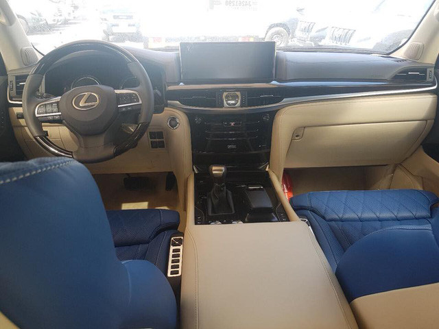 Khoang cabin rộng thoáng. Tại các showroom ở Dubai đang có 2 màu nội thất, gồm xanh da trời và nâu đỏ.