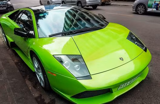 ... thì chiếc Lamborghini Murcielago LP640 biển số 51A-818.88 chỉ dừng cách chiếc xe khoang 500m ở phố đường Mạc Thị Bưởi gần đó.