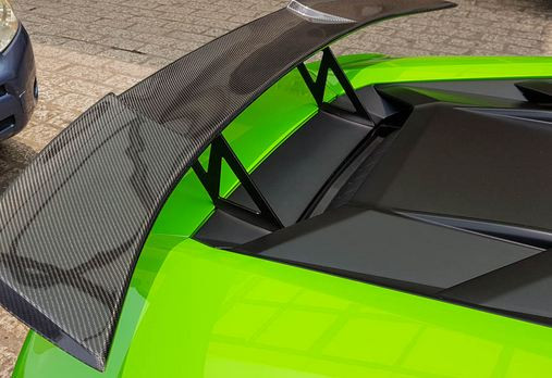 Chiếc Lamborghini Huracan LP610-4 trang bị cánh gió làm bằng sợi carbon đắt tiền.