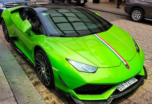 Trong khi chiếc Lamborghini Huracan LP610-4 mang biển số 51F-721.08 đang dừng đổ trước một khách sạn cao cấp nằm đối diện với Trụ sở UBND TP HCM.