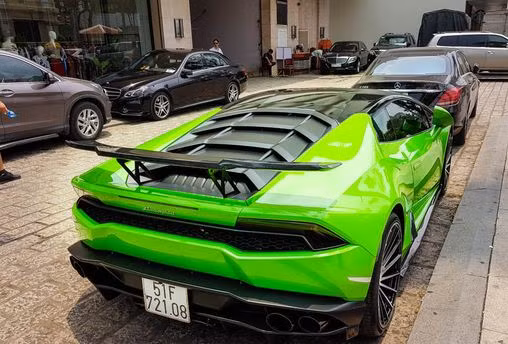 “Trái tim” trên siêu bò LP 610-4 là loại động cơ V10, dung tích 5,2 lít, sản sinh công suất tối đa 610 mã lực, mô-men xoắn cực đại 560 Nm. Siêu bò mất khoảng 3,2 giây để tăng tốc từ vị trí đứng yên lên 100 km/h, tốc độ tối đa 325 km/h. Mức tiêu thụ nhiên liệu 12,5 lít/100 km.