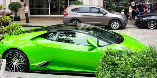 Được biết chiếc Lamborghini Murcielago hàng độc này đã từng qua tay 3 vị chủ nhân đại gia. Và đến nay nó thuộc sở hữu của một đại gia Sài Thành.
