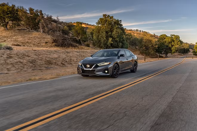 Nissan Maxima 2019 có nhiều cải tiến về công nghệ cũng như tính năng an toàn. Cùng với đó, Maxima có vài tinh chỉnh nhỏ về ngoại hình. Thay đổi nổi bật nhất là cụm đèn pha LED hình boomerang đã được cắt tỉa thon gọn hơn, thiết kế này được đánh giá là khá giống với mẫu Altima vừa ra mắt.