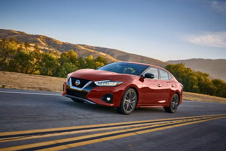 Không chỉ cạnh tranh về thiết kế, tính năng trang bị, mẫu xe sedan Nissan Maxima 2019 này còn rẻ hơn Toyota Avalon đến 1.550 USD.