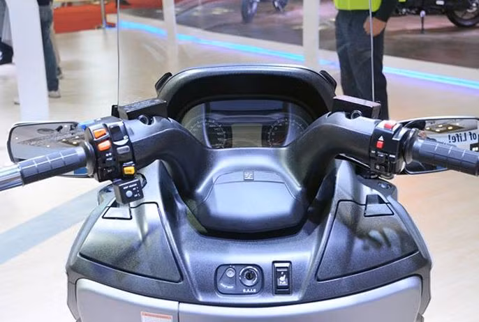 Xe được trang bị khá nhiều tiện ích hiện đại phục vụ người lái. Đặc biệt đáng chú ý là cụm đồng hồ kết hợp giữa công nghệ analogue và kỹ thuật số hiển thị một loạt các thông tin như chỉ số tiêu thụ nhiên liệu, mức độ dầu, chế độ lái và đèn báo vị trí số xe ở chế độ lái sàn.