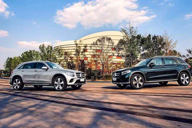 Ngoài chiều dài thân xe thay đổi đáng kể kéo theo khoảng cách giữa các trục đã được tăng thêm 100 mm, khiến cửa sau của xe trở nên dài hơn thì thiết kế xe hầu như không có gì khác biệt so với bản tiêu chuẩn.