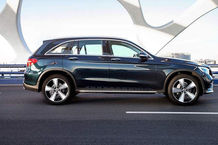 GLC L với chiều dài khá ấn tượng như thế này sẽ là đối thủ cạnh chính của Audi Q5 L.