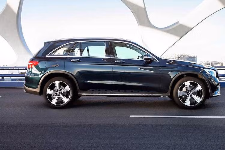 GLC L với chiều dài khá ấn tượng như thế này sẽ là đối thủ cạnh chính của Audi Q5 L.