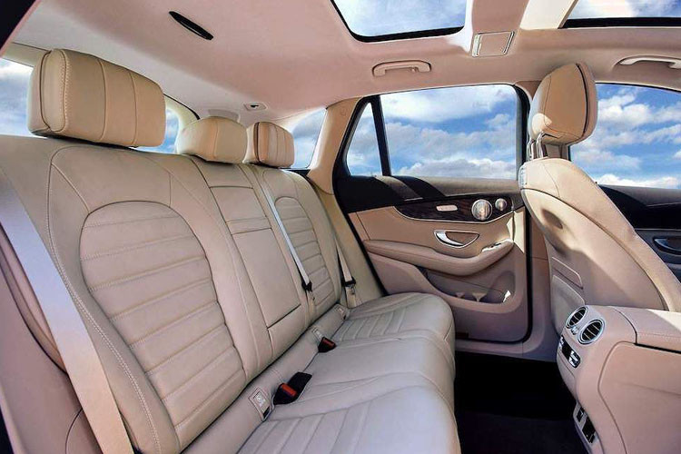 Đáng chú ý hơn khi mẫu xe này chỉ sản xuất dành riêng cho người tiêu dùng Trung Quốc. Giá xe Mercedes-Benz GLC L 2019 sẽ có giá cao hơn 1.450 USD so với phiên bản thường.