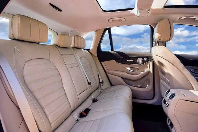 Đáng chú ý hơn khi mẫu xe này chỉ sản xuất dành riêng cho người tiêu dùng Trung Quốc. Giá xe Mercedes-Benz GLC L 2019 sẽ có giá cao hơn 1.450 USD so với phiên bản thường.