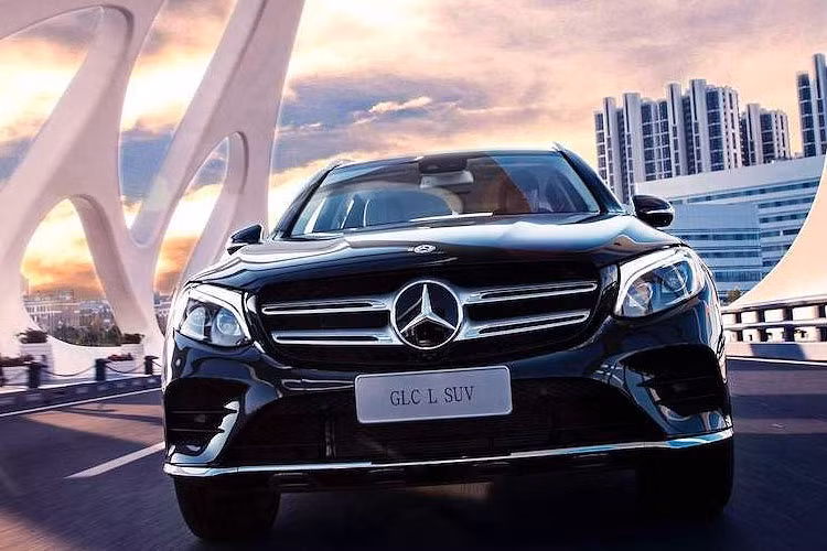 Theo đó chỉ có tùy chọn động cơ duy nhất là động cơ xăng tăng áp, dung tích 2.0L 4 xi-lanh, với 3 mức công suất lần lượt là 184, 211 và 245 mã lực, tương ứng với các phiên bản GLC 200 L 4Matic, GLC 250 L 4Matic, và GLC 300 L 4Matic.