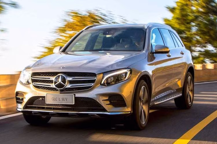 Với trục cơ sở dài hơn 100mm so với bản tiêu chuẩn, mẫu crossover hạng sang Mercedes-Benz GLC L 2019 sẽ có kích thước tương đương với các dòng xe hạng E và cabin rộng rãi hơn.