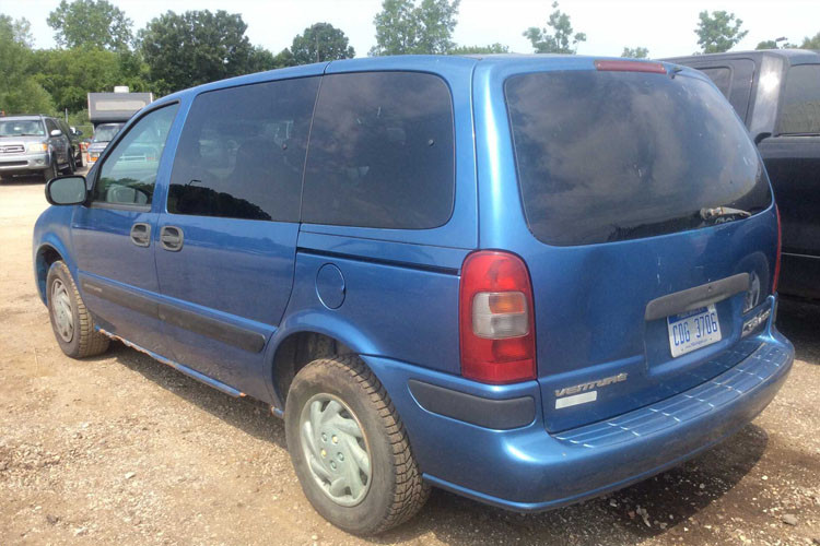 Tuy nhiên có thể thấy chiếc xe đã không còn mới hay thậm chí là khá cũ kĩ.