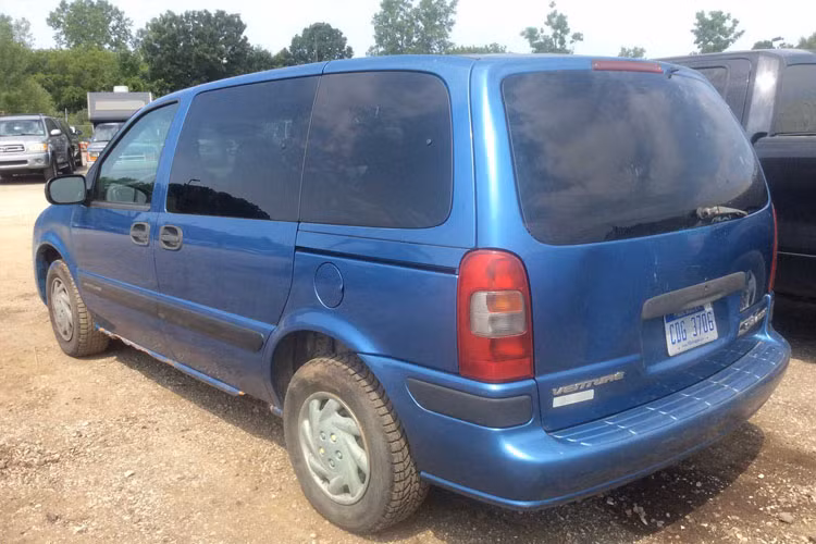 Tuy nhiên có thể thấy chiếc xe đã không còn mới hay thậm chí là khá cũ kĩ.