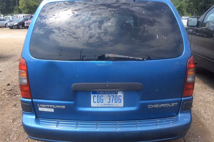 Nhiều phần vỏ xe đã bị móp méo.