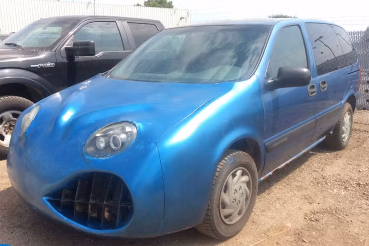 Phần lưới tản nhiệt thu nhỏ như giọt nước nằm ngang và cũng được ví như "miệng cười" của chiếc xe khi được nhìn tổng thể. Nhiều người nhìn vào không hiểu mục đích độ của vị chủ nhân này để làm gì?