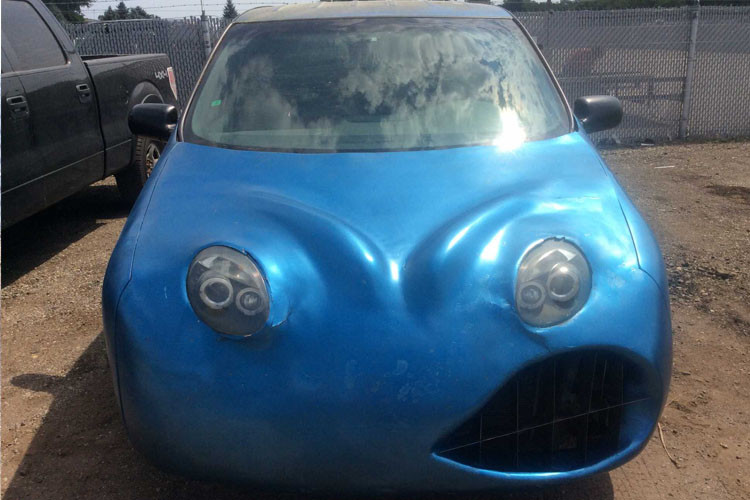 Phần trước của xe được vị chủ nhân này độ theo phong cách khá hài hước khi cho chiếc xe Chevrolet cười nhếch mép.