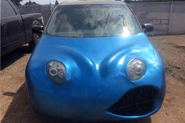 Phần trước của xe được vị chủ nhân này độ theo phong cách khá hài hước khi cho chiếc xe Chevrolet cười nhếch mép.