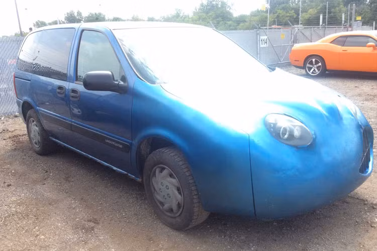 Việc Chevrolet Venture độ lại như trong bức ảnh này được xem là khá xấu xí, nhưng cũng khiến ngoại hình xe trông dị và độc nhất từng thấy.