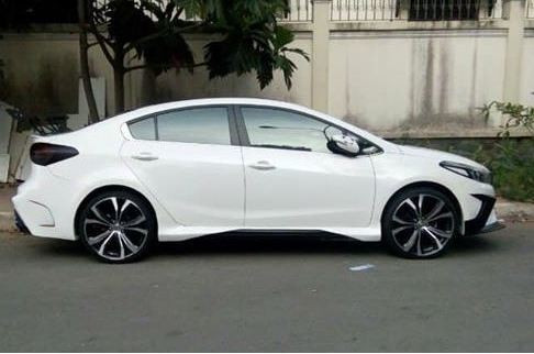 Bởi hầu hết các mẫu xe trong cùng phân khúc này thường chỉ sử dụng mâm 18, hiếm lắm mới có chiếc lên 19 inch. Tuy nhiên, hình ảnh chiếc xe Kia Cerato cũ độ mâm 20 của Lexus cực chất khiến không ít người phải mê mẩn.