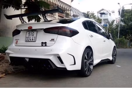 Kia Cerato độ mâm Lexus lớn giúp chiếc xe hoàn thiện hơn phong cách “dữ dằn” cũng như độ chịu chơi của chủ xe. Nguồn ảnh: Autozone.