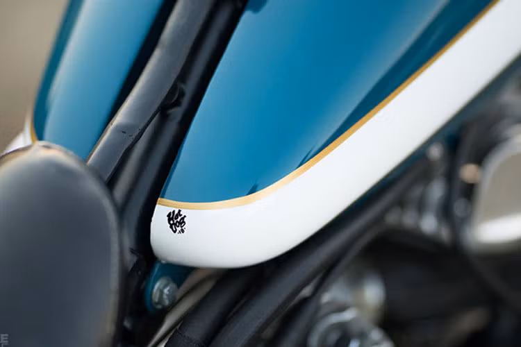 Xe cũng được chú trọng tạo điểm nhấn bằng những dải trắng và sọc vàng dọc trên thân xe.