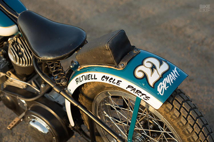 Ghi đông được uốn từ thép bởi nghệ nhân Jason Ball từ công ty S&amp;M. Màu sơn trên mẫu độ này lấy theo chiếc VW Beetle biệt danh Sea Blue đời 1966.