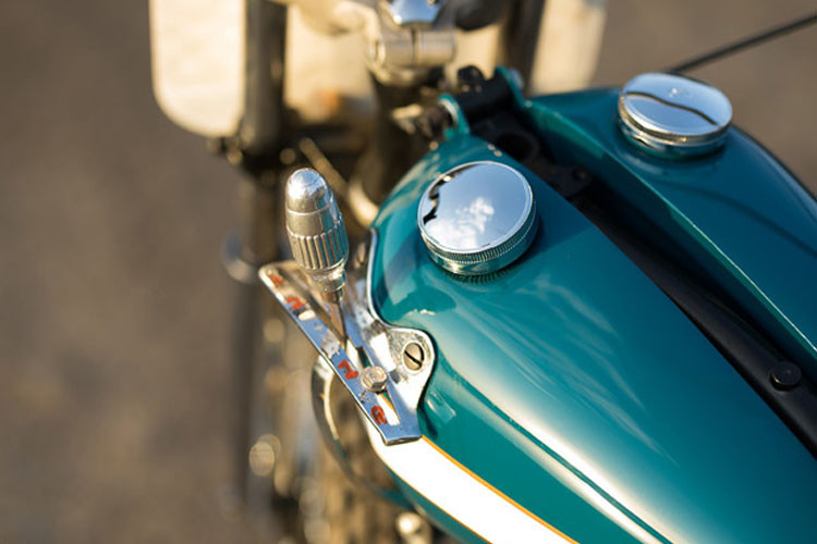 Bản độ Harley-Davidson flat tracker được đánh giá có phần dị thường khi có cần số đặt bên hông bình xăng và chân côn nằm phía dưới.