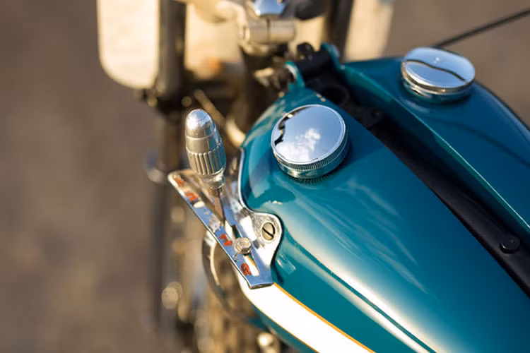 Bản độ Harley-Davidson flat tracker được đánh giá có phần dị thường khi có cần số đặt bên hông bình xăng và chân côn nằm phía dưới.