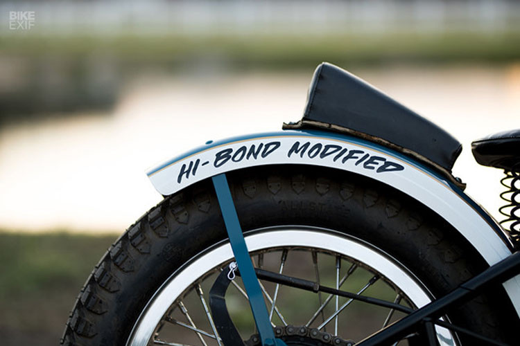 Dè sau được thiết kế khá tinh tế và cực kì hợp với chiếc WLA.