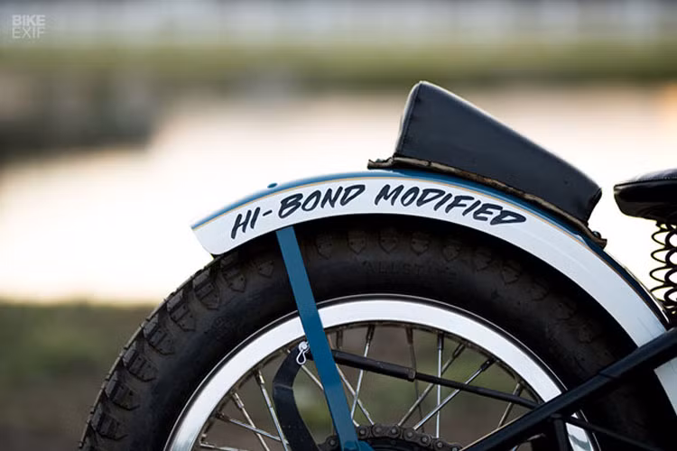 Dè sau được thiết kế khá tinh tế và cực kì hợp với chiếc WLA.