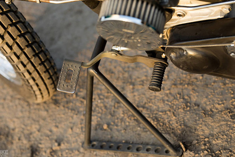 Bộ chân số và phanh được sản xuất bởi Jeff Leighton từ cơ sở SLC.